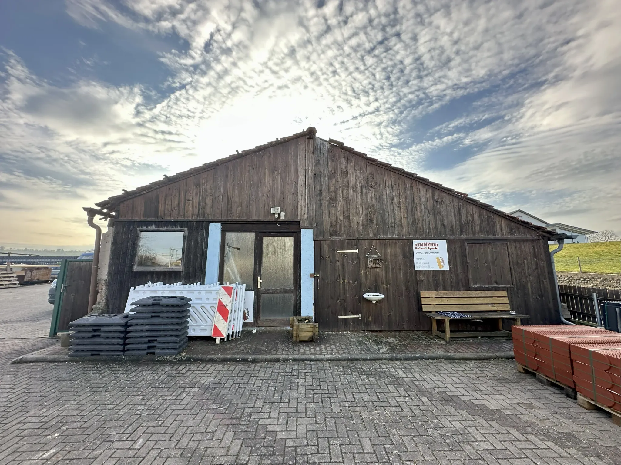 Dachdecker- und Spenglerlagerhalle mit Kundenempfang und Büro Vorher